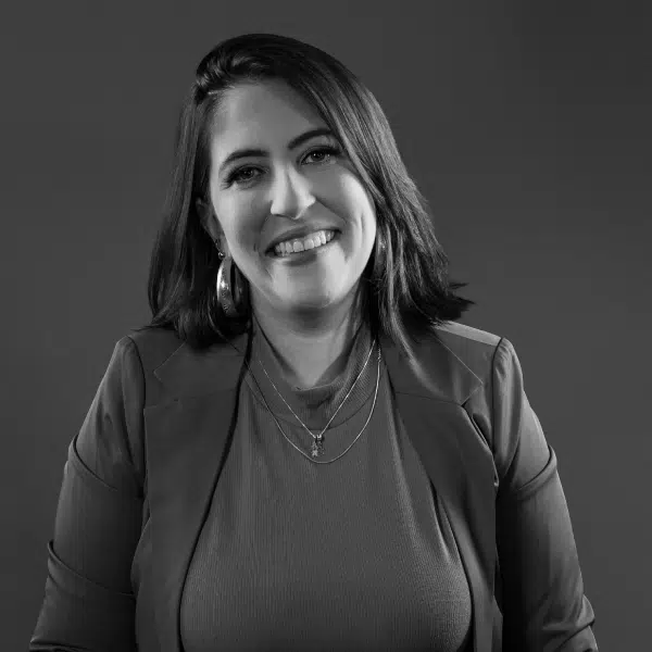 Carla Toscano sorrindo em retrato profissional
